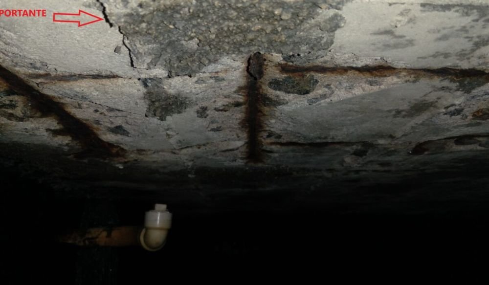 Armadura corroída em laje identificada na vistoria
