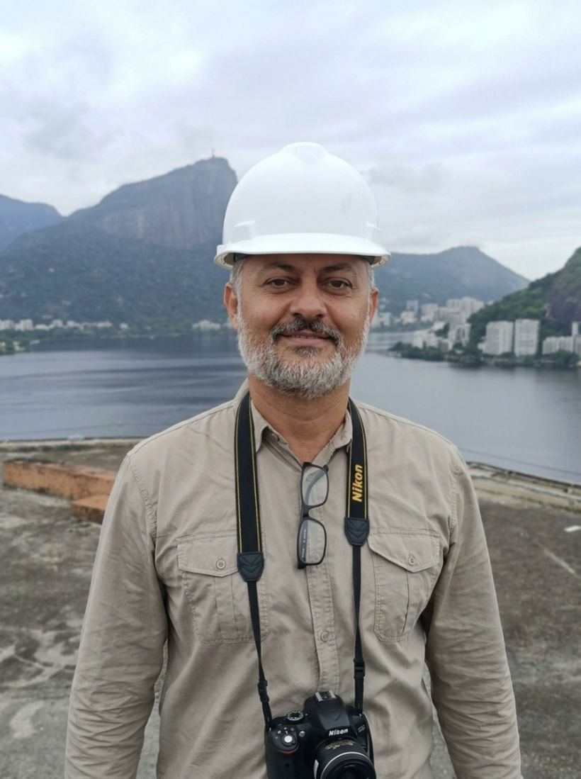 Eng. Kleber de Aquino Paz de capacete, em vistoria na cobertura de um edifício no Rio de Janeiro